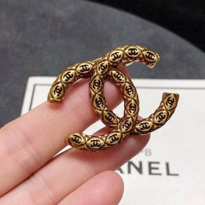 chanel小香 专柜新款中古香奈儿胸针 是最懂女人的饰物 那些倾注了全部心血去做自己的女人 往往更珍惜胸针的意义 香奈儿女士把胸针别在帽子上 并告诉那些模仿她