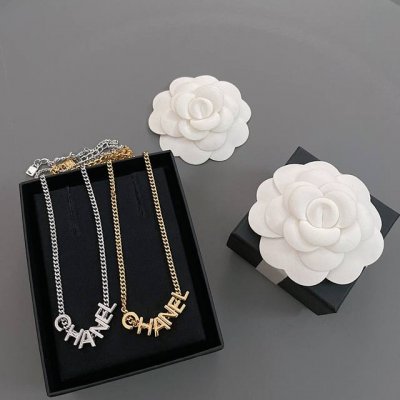 高品质 细节如图 字母项链 两色有货，高品质 细节如图 香字母项链 中古款！金色银色两个颜色！经典万年款，怎么搭都超好看墙裂推荐两个颜色一起入！两条叠戴也是太绝
