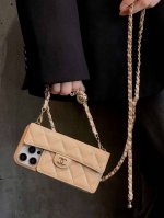 100 Chanel香奈儿火爆时尚圈的手机壳 真香系列 热爆美拉德色系 专柜同款链条双C小金球可调节链条长度 鱼子酱皮菱格车线翻盖插卡，时尚潮流必备 型号：为了