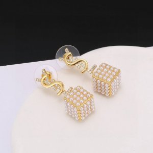 圣罗兰Ysl 耳钉经典奢侈 时尚百搭 犹如酒会礼服一般 绚烂多姿 经典 最具个性魅力象征永远的不变的情怀 代表着经典和永恒 秉承圣罗兰的传统 特别的闪~耳钉