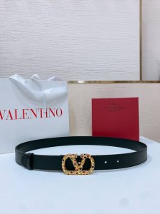 -Vlogo Signature搭扣，饰以施华洛世奇仿珍珠 -施华洛钻 花纹搭扣 -进口小牛皮材质 进平纹带身 -宽度：3厘米 P250