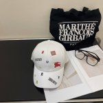 配防尘袋 Burberry 巴宝莉 新款立体绣，原单棒球帽 专柜热卖款纯棉内里，轻盈透气。完美版型，对格精准无误，原厂品质，独家实物拍摄，男女适用！