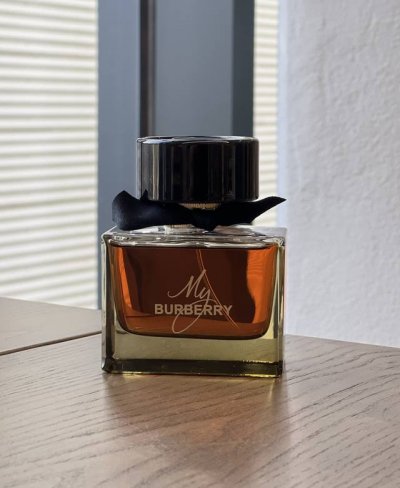 专柜品质 “性感渣女香”Burberry黑香精这个渣女是褒义词噢！总而言之就是很好闻，留香时间超级久的一款香水，香味浓烈越闻越上头，喷出来就是性感的味道！高级又