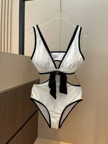 Chanel香奈儿适合多种场景的游泳衣♀海边 游泳池 温泉 水上乐园 漂流都可以内搭外穿也完全可以 面料：透气舒适。速干弹性的游泳衣更加帖肤易清洗 码数：S M