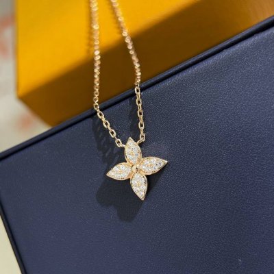 a0457驴家 奢侈 满钻 高碳钻 花卉满钻 四叶草项链 小清新 性感女神必备 高端定制925纯银微镶工艺 美好幸福的四叶草 让你每一天美美的哈哈 提升气质最佳
