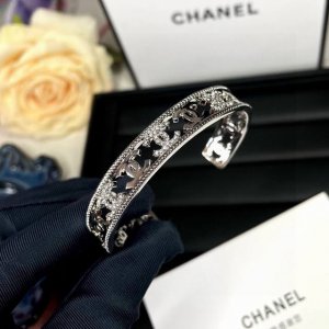 小红书推荐爆款小香新款C字母镂空手镯银色香奈儿Chanel高品质微镶钻手镯超重工Bling Bling，颜色搭配得非常好高级感 女神气质高端 精钢材质不过敏不褪