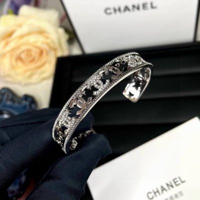 小红书推荐爆款小香新款C字母镂空手镯银色香奈儿Chanel高品质微镶钻手镯超重工Bling Bling，颜色搭配得非常好高级感 女神气质高端 精钢材质不过敏不褪