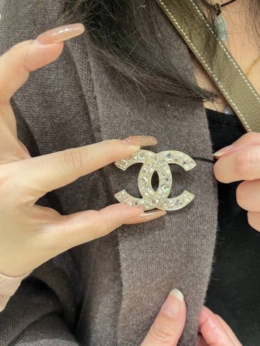 我们出品 Zp7930，量大咨询客Fu Ch Nel 心星钻双C胸针 25春夏最最最美的系列，没有之一，最美了可盐可甜，更重要的是还有一种珠宝的视觉感，一定要入