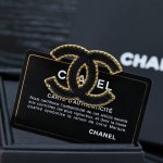 Chanel宫廷风牛仔双C胸针 黑金魅力双C璀璨- 香奈儿珐琅牛仔色双C胸针 谁说黑色只能是低调的代名词在香奈儿的世界里 黑色变得如此耀眼这不仅仅是对颜色的诠释