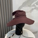 miumiu缪缪新款渔夫帽 ｜大帽檐 ～加大遮阳范围 品质细节都好到位 ～ 帽子一直都是日常搭配中离不开的单品，万年不过时的渔夫帽，此款Miu家的 一直都备受大