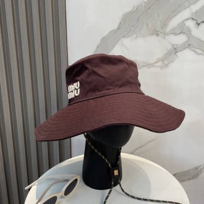 miumiu缪缪新款渔夫帽 ｜大帽檐 ～加大遮阳范围 品质细节都好到位 ～ 帽子一直都是日常搭配中离不开的单品，万年不过时的渔夫帽，此款Miu家的 一直都备受大