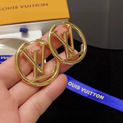 lv 路易威登 早春新品耳钉 复古 Lv 字母耳环 超精工Cnc工艺技术 上身美美哒 特别适合夏日搭配T恤 低调奢华有内涵 采用进口黄铜材质电镀古金 不褪色不过
