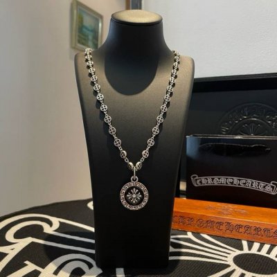 新款 专柜品质 Chrome Hearts克罗心 经典复古十字花项链 十字架圆吊坠 凹凸造型不同的花纹设计风格 呈现出与众不同 十字架 童军花是克罗心的志 所以