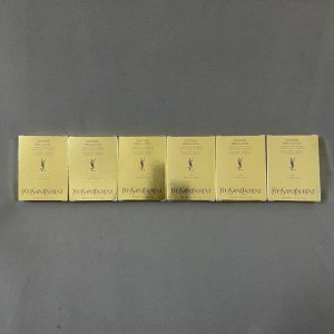 圣罗兰皮革4色眼影盘4G 明通版实拍现货6色：100# 200# 300# 400# 500# 600#粉质对版对色，配双眼影刷。新版ysl圣罗兰皮革四色眼影盘
