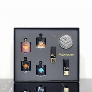 高品质/290 圣罗兰浪漫女神七件套黑色礼盒。配礼袋黑鸦片，花之怒，蓝鸦片，红鸦片黑皮革气垫小样B10，黑金方管口红1.3G色号10号色，1971号色。 鸦片香