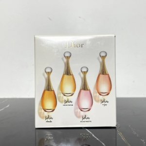 专柜品质 迪奥真我香水小样4件套 方盒 1A12编码！套装包含：迪奧真我純香香水5Ml，迪奧真我淡香精5Ml，迪奧真我情柔淡香水5Ml，迪奧真我心悦淡香水5Ml