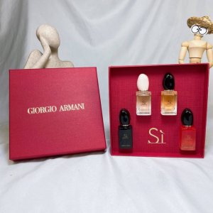 专柜品质 Q版阿玛尼挚爱四件套，大红色的套盒，一次拥有4种经典香味 7Ml*4包装延续了这款系列香水的黑石瓶盖加上方圆瓶身设计时髦又有意义无论是味道还是颜值，都