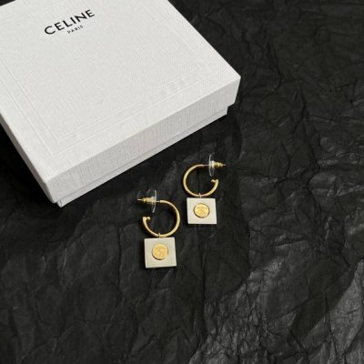celine 赛琳 耳环 一直是简约时尚界的标杆大胆的设计 百看不厌搭配起来更Fashion