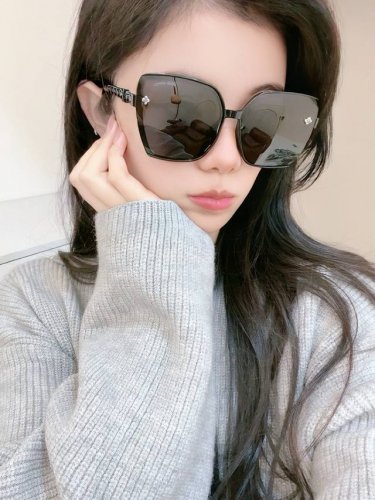 Tr偏光系列 Lv大框太阳镜墨镜经典的方框设计，不挑脸型，无论搭配大衣还是连衣裙都非常显气质偏光镜片预防紫外线 型号：型号：L3992