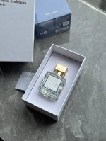 专柜品质 “724”这支香水想要带出 Newyork的都市沸腾感，7天24小时都弥漫在干净纯净的香气中～ 清新的柑橘香伴随着淡雅的白花味道，舒服的麝香以及干净的
