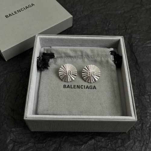 巴黎世家 Balenciaga 耳钉 简单大方 大牌金质感饱满 ，搭配衣服超好看 ！
