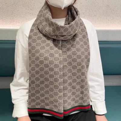 专柜最新款古奇火爆来袭顶级色织工艺此工艺只有大牌纯正代工厂才有的工艺100%顶级针织加羊绒围巾高尖端产物时尚大牌颜色超正超级柔软保暖亲肤，简单的素色非常大气..