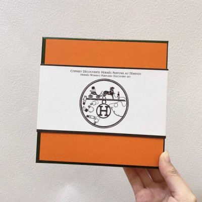 专柜品质 爱马仕经典香水小样4件套 这款套盒颜值真的太高了 迷你版真的好Q好可爱哦 每个女孩子都抗拒不了好看的东西吧哈哈囫 这个套盒可以让小可爱们同时拥有四款爱