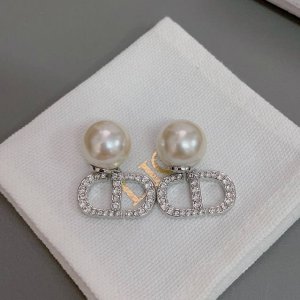 高品质 细节如图 满钻Cd双珠耳钉 ZP5700 一定要买系列 早春系列全网首发现货第一眼看上去的感觉就是它是个爆款 需要注意的是这款没有使用发青的施华洛珍珠颜