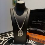 新款 专柜品质 Chrome Hearts克罗心 经典复古十字架项链 椭圆形藤花十字架吊坠 凹凸造型不同的花纹设计风格 呈现出与众不同 十字架 童军花是克罗心的