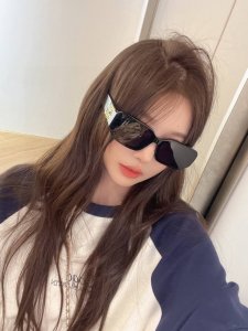 Miumiu墨镜可盐可甜 太喜欢了 美女子们怎么可以没有一副好看的墨镜呢 这个款式的太阳镜真的特别好看 两边的Miumiulogo非常别致~~ 造型呢有一点点猫