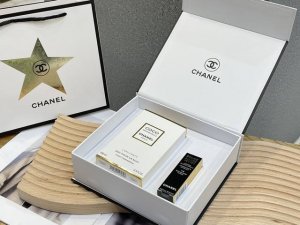 专柜品质 小香Coco香水口红礼盒2件套配礼袋 内含 磨砂Coco香水100Ml 彗星按压口红 118# 混杂着若有若无的花香 这么高颜值的 套盒 不管送人还是