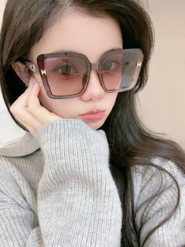 爱马仕 经典的方框设计，不挑脸型，无论搭配大衣还是连衣裙都非常显气质镜片预防紫外线 型号：H1303