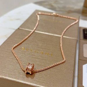宝格丽项链V金材质。Bvlgari宝格丽 Divas‘ Dream 系列 品相完美，细节无敌，那种独特的色泽完全无可挑剔，再缀以经典指环外形设计，简约之余却又优