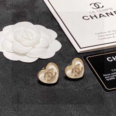 chanel 香奈儿经典爱心双C耳钉 这款随意搭配都是非常好看百搭时尚单品 日常款 很修饰脸型 很上档次的 很优雅气质 香香的耳钉实在是太精致了、淑女大气 真的