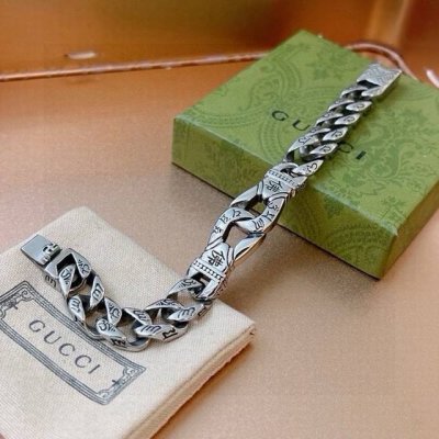 2025最新出炉 Gucci古驰手链最新款的经典款 精致无论款式 质感 都是绝对的顶尖Feel 只要看一眼就懂了 超 Nice 搭配衣服最佳的选择，男女同款必备