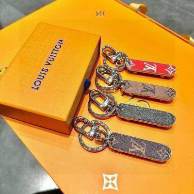 80元配图片原版包装 独家定制款，联名Aj迷你溜冰鞋包饰挂件。 路易威登Louisvuitton 钥匙扣M65221经典老花Monogram，经久耐用， 是 D
