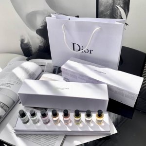 专柜品质 迪奥典藏香水小样8件套 dior迪奥香氛之家精品店已在巴黎 罗马 新加坡 香港和东京等城市敞开大门 优雅的大理石 光亮的混凝土和温暖的木质地板共同营造