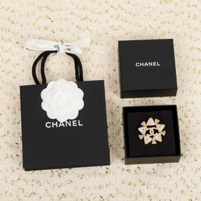 施华洛钻 捷克钻 我们出品 现货秒发金灿灿Bling Bling Ch Nel 金色方钻胸针 无敌重磅 奥地利进口施华洛世奇方钻水晶 高级又奢华细节做工完美得无