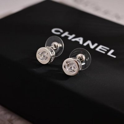 Zp打版 小香 Chanel 耳环优雅大方精工设计 雕刻 非常修饰脸型 青春活力 看惯了一如既往的耳钉 一眼就被这款吸引了 非常漂亮的颜色搭配 时尚又俏皮