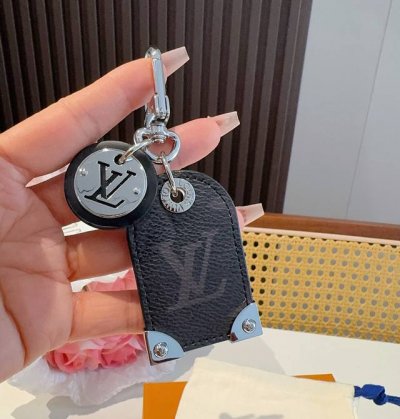 路易威登Lv钥匙扣挂件M641 Travel Tag包饰与钥匙扣彰显游牧精神，向路易威登制箱传统致敬，该配饰由奢华材料制成，饰有Lv首字母和圆形Lv标识坠饰。可