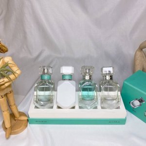 专柜品质 蒂芬妮钻石香水中样四件套30Ml 4个 礼盒套装包含 热情香水 钻石同名 雪球 女士香氛 4*30Ml属于一年四季都能用的款式 很日常 留香也不错 完