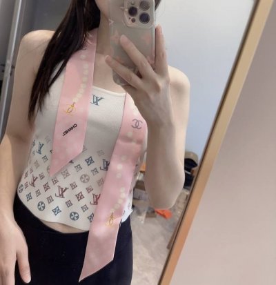 高品质暗纹小珍珠 专柜同款！香奈儿束发带 飘带款！可当小围巾，绑头发，绑手袋，绑在手腕装饰！多功能随便你搭配！双面斜纹真丝！规格6*120！
