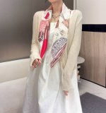 up And Away 90 方巾 18Mm顶级真丝双面同色丝巾 本款桑蚕丝方巾全新加入 Up And Away 系列，致意路易威登的旅行传承。丝印工艺刻画丰富
