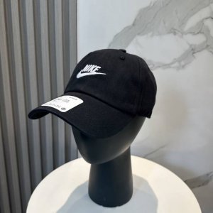 耐克刺绣字母Logo全棉棒球帽 冷淡色系给足街头风 时尚达人挚爱的色调 精选细腻平纹棉布 效果超完美 细节做工无可挑剔 男女同款 材质:100%棉 头围:56-