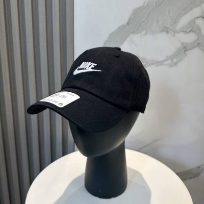 耐克刺绣字母Logo全棉棒球帽 冷淡色系给足街头风 时尚达人挚爱的色调 精选细腻平纹棉布 效果超完美 细节做工无可挑剔 男女同款 材质:100%棉 头围:56-