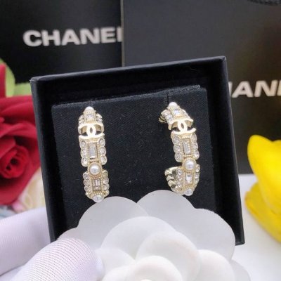 编号Xed0230 Ch 22K 方钻 珍珠 金色耳环月亮耳勾 Zp5860购入 这副超美！！ 钻＋珍珠整个亮到不行 细节满满满 它不会重！上耳是舒服的！ 又美