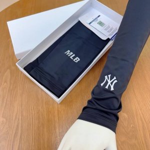 韩国Mlb 冰袖 户外袖套防紫外线老花Ny 品牌：Mlb 材质：尼龙81% 聚氨酯 19% 尺寸：均码，弹力大 男女同款