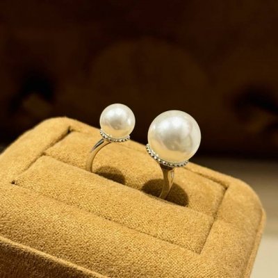 a5985 火爆 Mikimoto 双珍珠 开口戒指 超级受欢迎的热门百搭款 国外时尚博主人明星们最爱，很好搭配衣服 天然贝珠搭配 S925纯银材质 好品质送礼