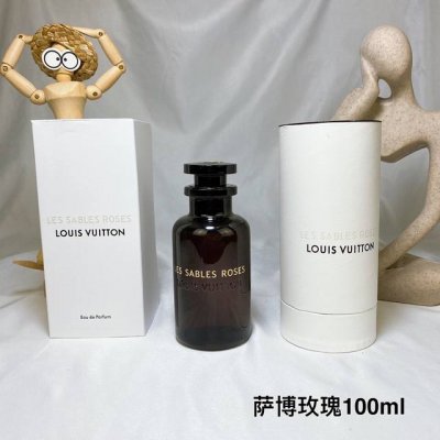 专柜品质 Lv限量黑瓶香水100Ml萨博玫瑰Lv限量香水，Les Sables Rose萨博玫瑰木质香调一直是我喜欢的调调，这支乌木玫瑰香调，简直太可了，之前出