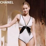 Chanel新款连体适合多种场景的游泳衣 海边 游泳池 温泉 水上乐园 漂流都可以内搭也完全可以 连体设计遮肉显高挑 腹部有点肉肉也不影响咱美美的 面料 透气舒